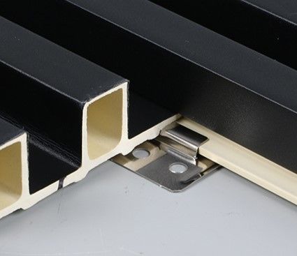 Dekorative Gebäudematerialien für Häuser Wirtschaftliche Holzkörner PVC WPC Wandplatten
