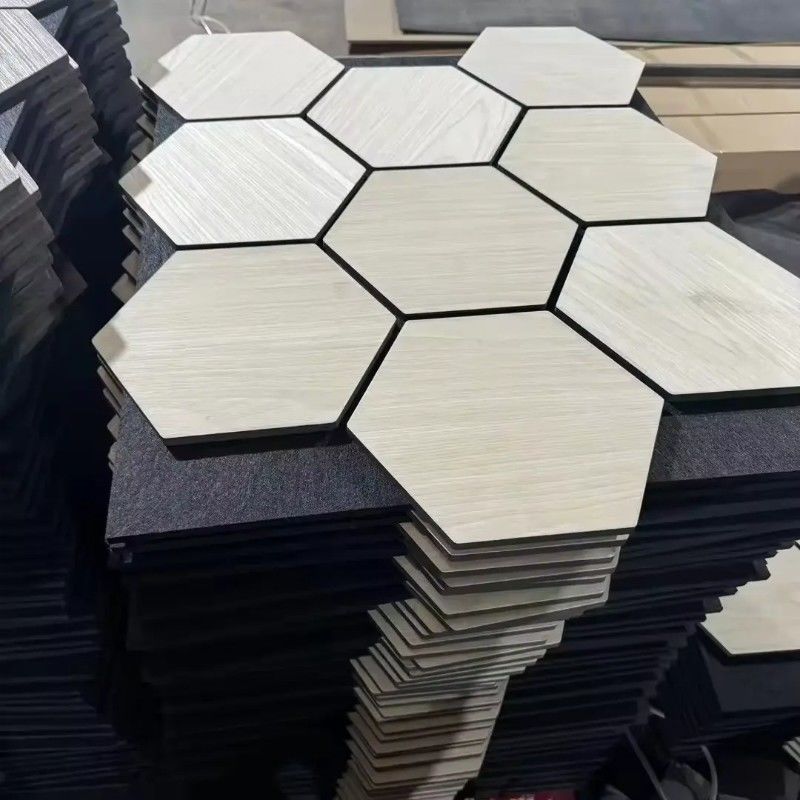 Verbessern Sie die akustische Erfahrung 3D Hexagon Schalldichte Holz Wandplatten Rosa Orange Weiß oder angepasste Farben
