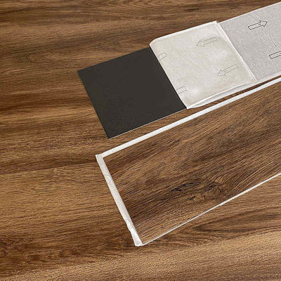 Selbstklebende PVC-Bodenbelag, abnutzungsbeständig, leicht zu warten