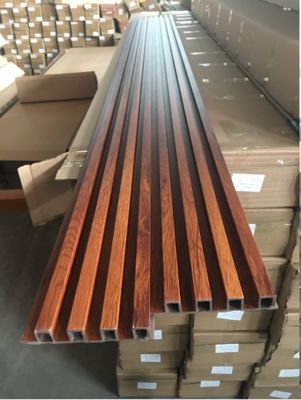 Einfach zu installierende Holzverbundwerkstoff WPC Wandpaneele Außenverkleidung Innen die geriffelte Wandpaneele