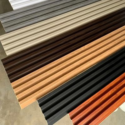 Moderne wasserdichte, schallisolierte, feuerfeste WPC PVC geriffelte Wandverkleidung Innenwandpaneele für Haushalte, Hotels, Villen und Hallen