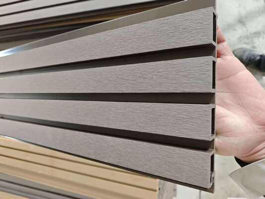 Moderne wasserdichte WPC-Verbundwandplatte für den Außeneinsatz in gewerblichen Gebäuden - niedriger Preis